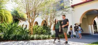 students-walking-on-saint-leo-campus